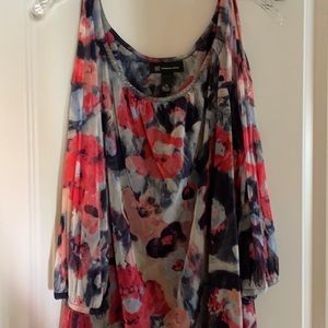 Women’s Inc Top with slits on sleeves